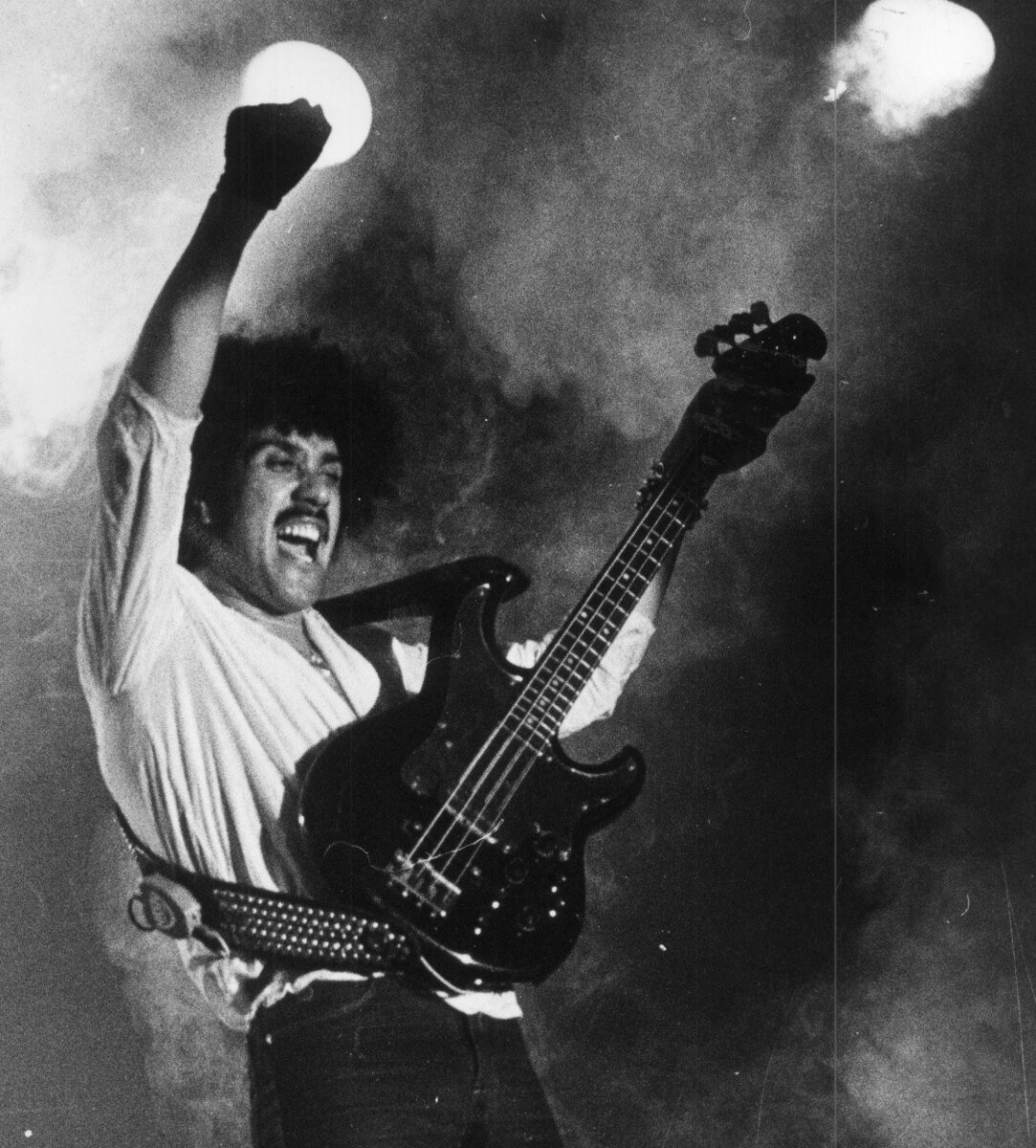 Phil Lynott in action at Cork City Hall on his final concert tour with Thin Lizzy on April 5, 1983. Picture: Irish Examiner Archive/Eddie O'Hare Phil Lynott in action at Cork City Hall on his final concert tour with Thin Lizzy on April 5, 1983. Picture: Irish Examiner Archive/Eddie O'Hare