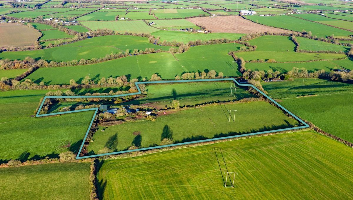 With the R-grade 628 (Tallow Road) forming its northern boundary, the access is excellent and the M8 (Dublin-Cork motorway) lies just 3.5km to the west of the property.