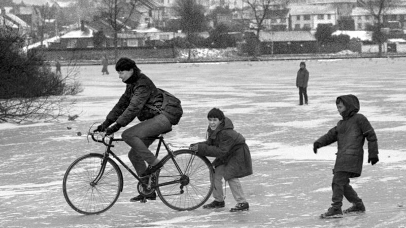 A frozen-over Lough in Cork city. Picture: 14/01/1987