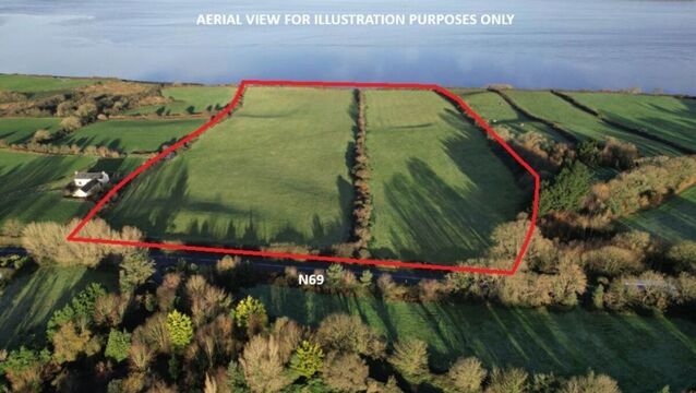 <p>Holding is located on the southern shores of the Shannon Estuary, just 3km east of the ferry town of Tarbert.</p>