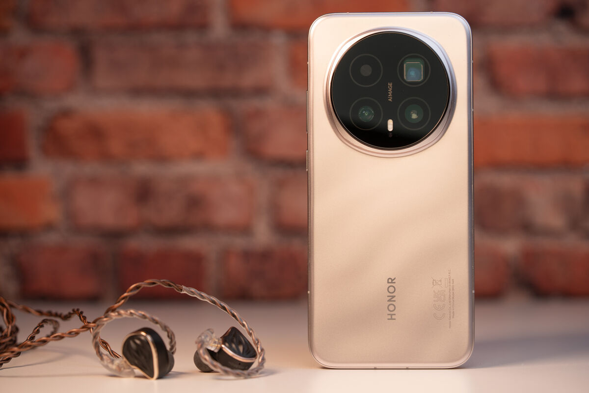 Powered by Qualcomm’s latest Snapdragon chipset, the Magic 8 Pro handles demanding apps and multitasking with ease. Picture: Noel Campion.