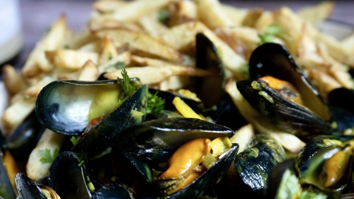 Curried mussels with shoestring fries