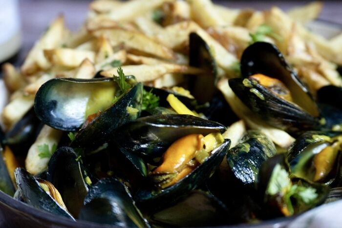 Curried mussels with shoestring fries