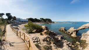 <p>Hostal Spa Empúries on the seafront.</p>