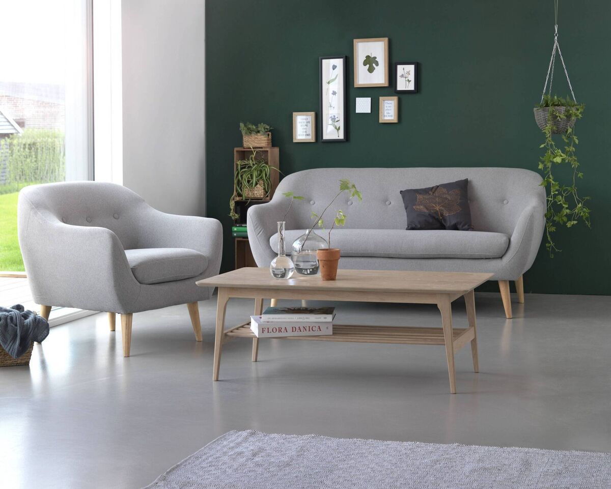 The Edegal 2.5-seater sofa from Jysk adds a touch of the Pantone Colour of the Year 2026. 