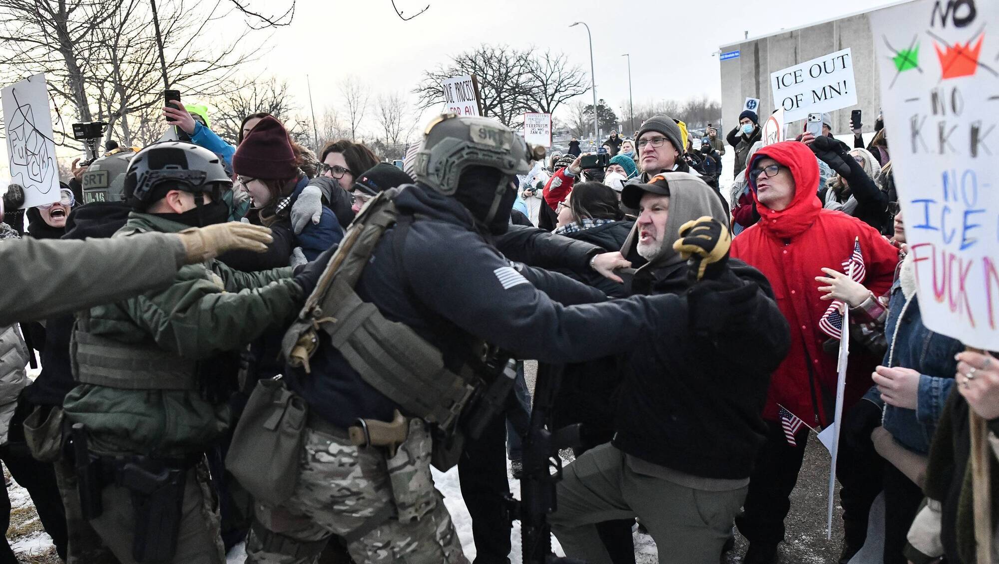 Federal agents and protesters clash over Minneapolis shooting