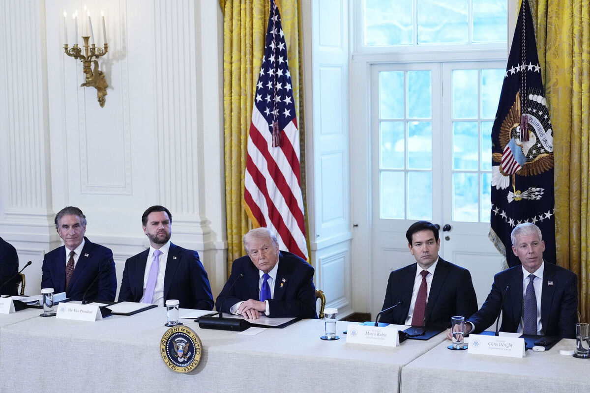 Interior Secretary Doug Burgum, Vice President JD Vance, President Donald Trump, Sec. of State Marco Rubio and United States Secretary of Energy Chris Wright attend a meeting with oil executives in the East Room of the White House, Friday, Jan. 9, 2026, in Washington. (AP Photo/Alex Brandon)