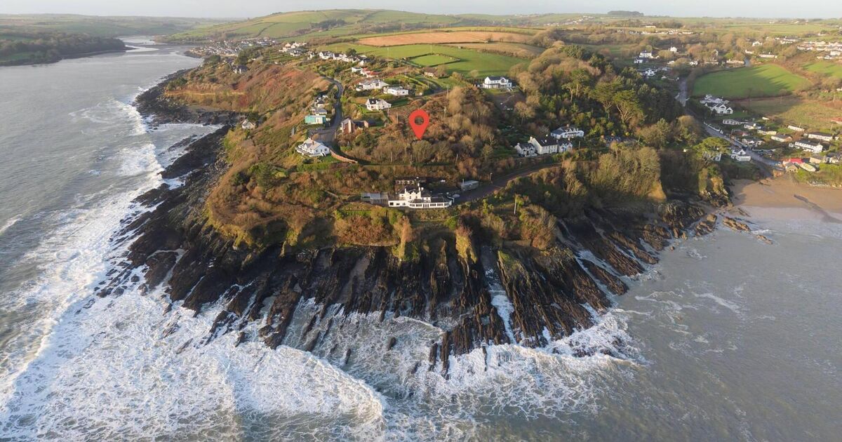 Cracking &euro;475,000 Coast Road site above Bunnyconnellan in Myrtleville