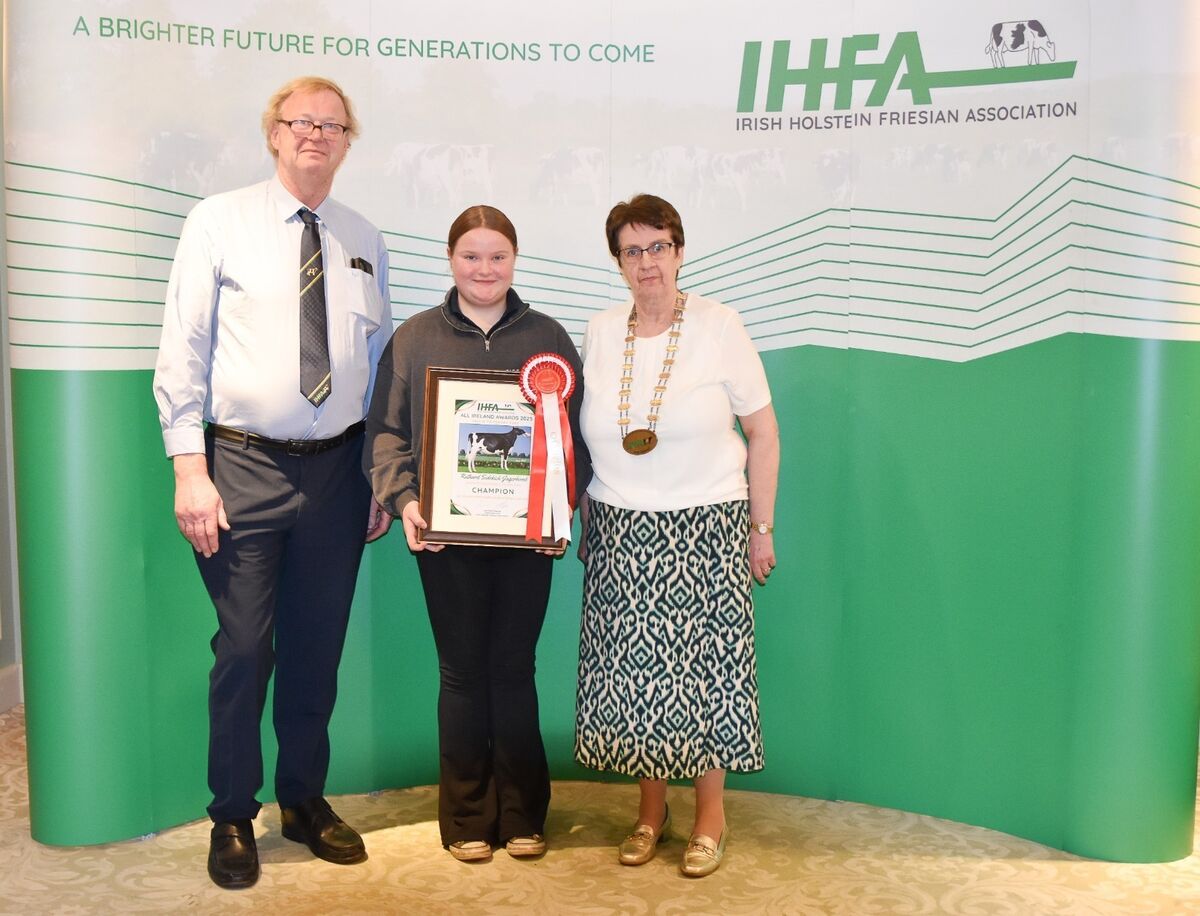 IHFA president Mary Rafferty and chairman Mike Laffan presenting the All Ireland Champion award for Rathard Sidekick Jagerbomb to Georgie Hynes.