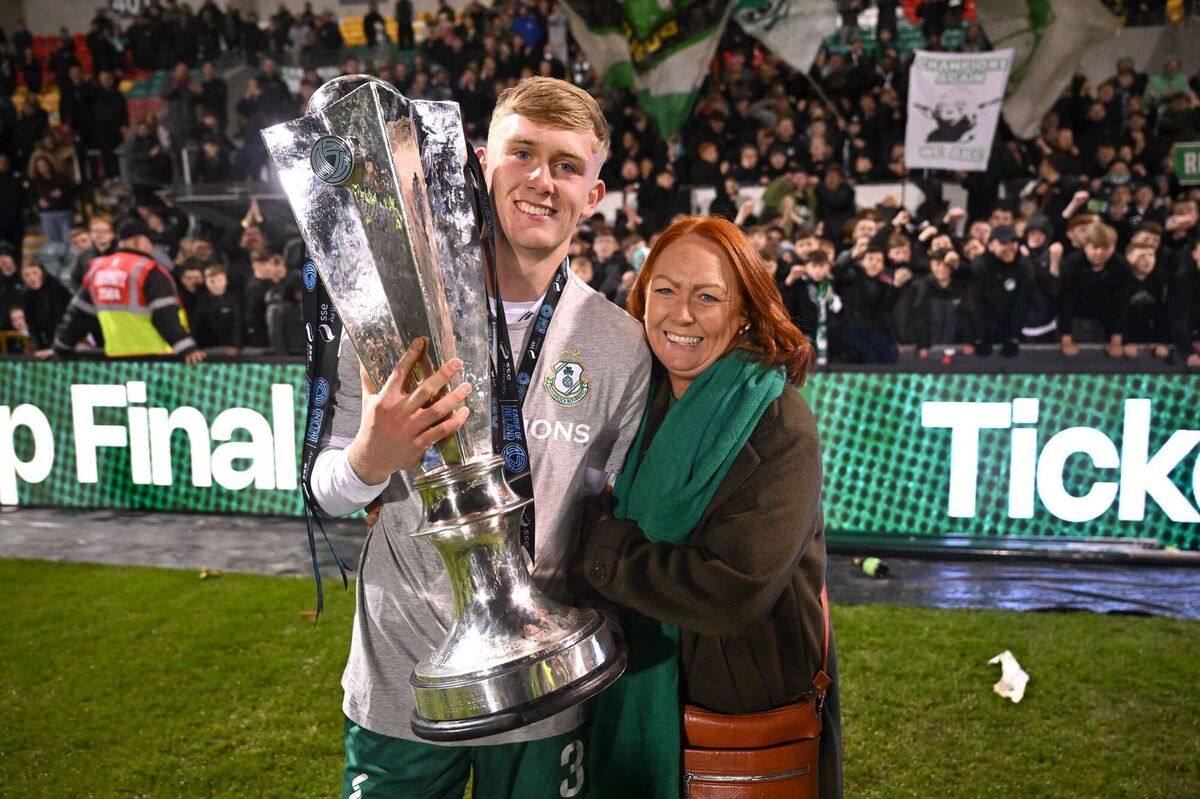 Michael Noonan and his mother Sandie celebrate with the league title. Pic: Stephen McCarthy/Sportsfile.