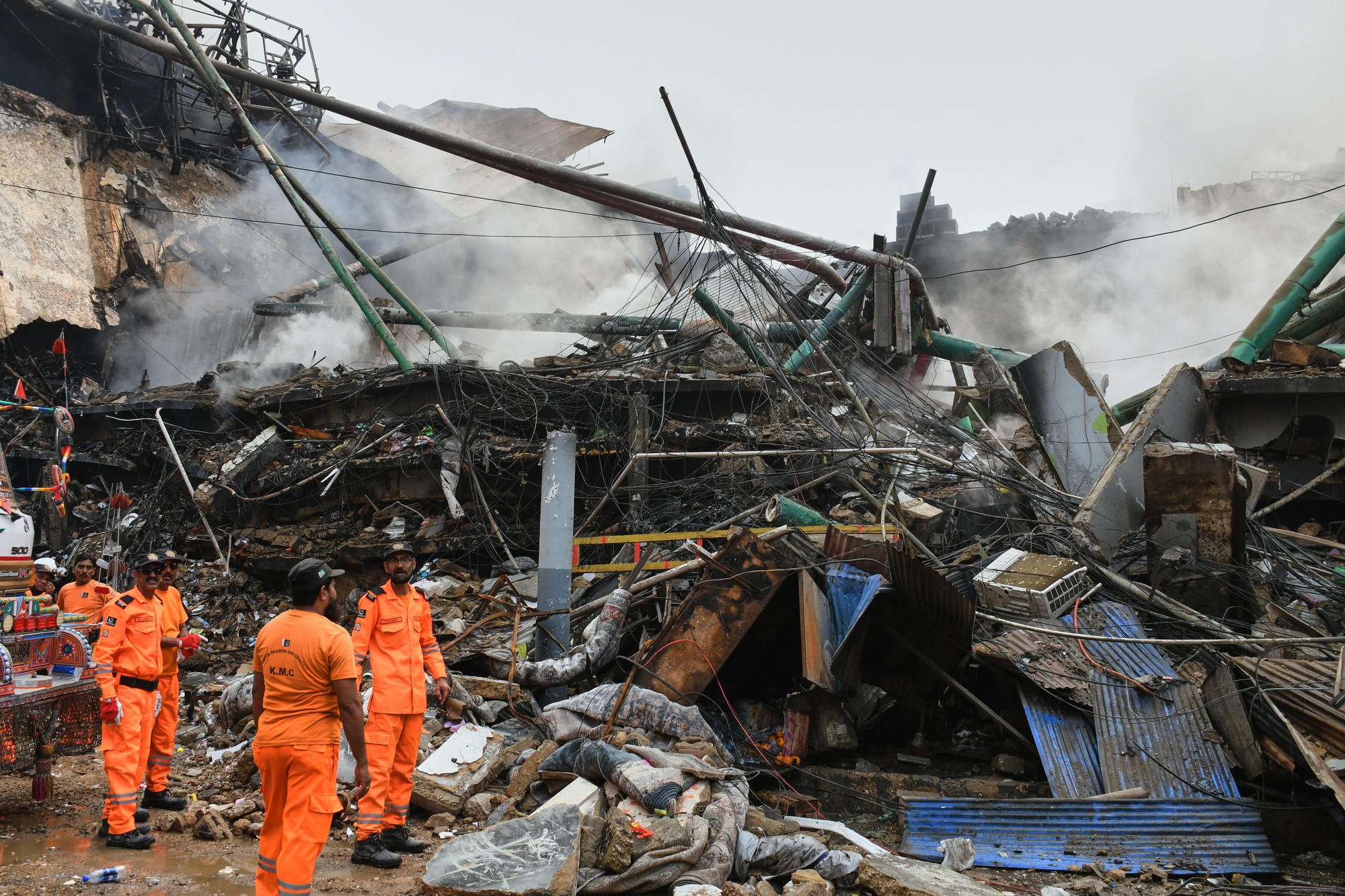Karachi shopping plaza fire death toll rises to 11 with dozens more missing