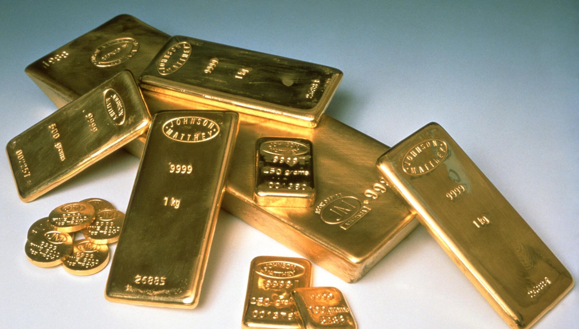 Gold prices hit new peaks as Trump tariff threat returns