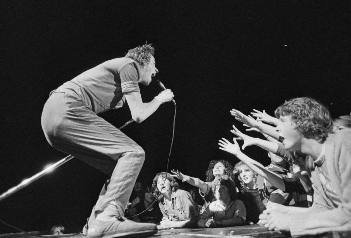  Bob Geldof in action during a Boomtown Rats concert in London in 1979.  (Photo by Rob Taggart/Central Press/Hulton Archive/Getty)