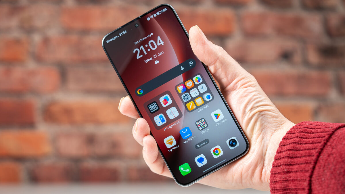 At just 193g and 7.76mm thick, the Magic 8 Lite feels light and comfortable in the hand. Picture: Noel Campion. At just 193g and 7.76mm thick, the Magic 8 Lite feels light and comfortable in the hand. Picture: Noel Campion.