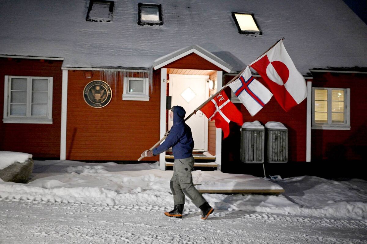 Jens Kjeldsen, a 70-year-old carpenter and former judge from Greenland, paces with flags of Denmark, the Faroe Islands and Greenland (Kingdom of Denmark) protesting outside the US consulate's wooden cabin in Nuuk, Greenland, on January 20, 2026. Picture:  Jonathan Nackstrand / AFP via Getty Images