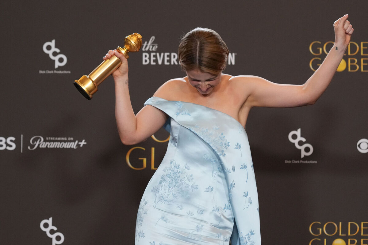 Jessie Buckley poses with her Golden Globe award. Picture: AP Photo/Chris Pizzello