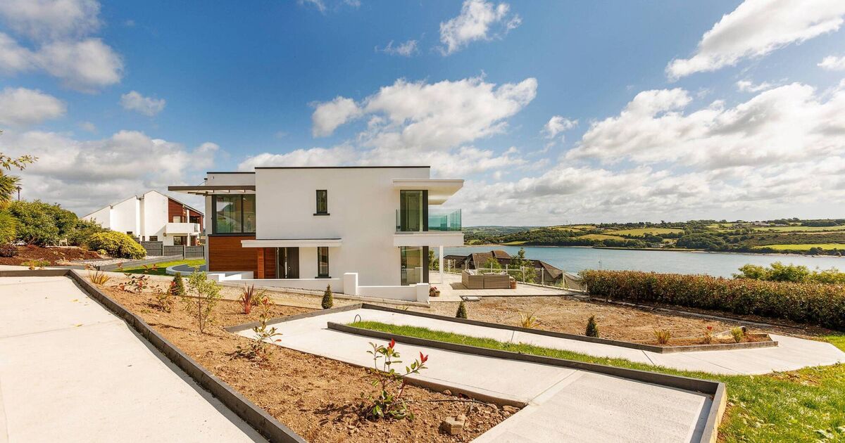 Siblings&rsquo; self-build creates striking &euro;800k home beside Youghal Golf Club