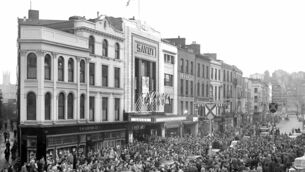 <p>The opening night of the first Cork Film Festival in 1956. A large crowd gathers outside the Savoy Cinema on Patrick Street to welcome the stars, Virginia McKenna and Peter Finch, who were arriving for the Irish premiere of 'A Town Like Alice'. </p> <p>The opening night of the first Cork Film Festival in 1956. A large crowd gathers outside the Savoy Cinema on Patrick Street to welcome the stars, Virginia McKenna and Peter Finch, who were arriving for the Irish premiere of 'A Town Like Alice'. </p>