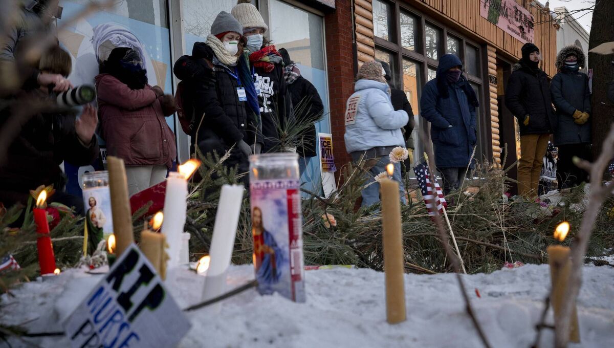 People mourn at a makeshift memorial in the area where 37-year-old Alex Pretti was shot dead by federal immigration agents earlier in the day in Minneapolis, Minnesota, on Saturday. Picture: Roberto Schmidt / AFP via Getty