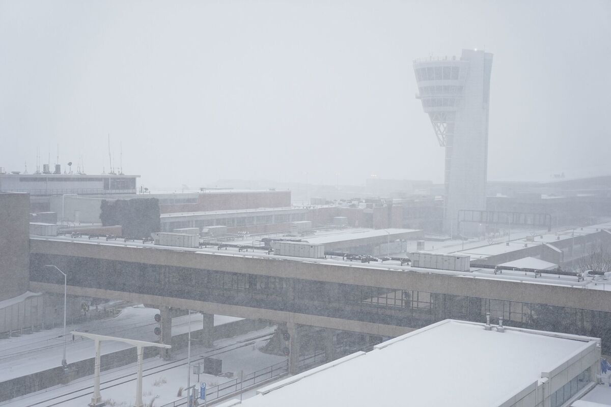Snow falls at Philadelphia International Airport during a winter storm in Philadelphia, Sunday, Jan. 25, 2026. (AP Photo/Matt Rourke)