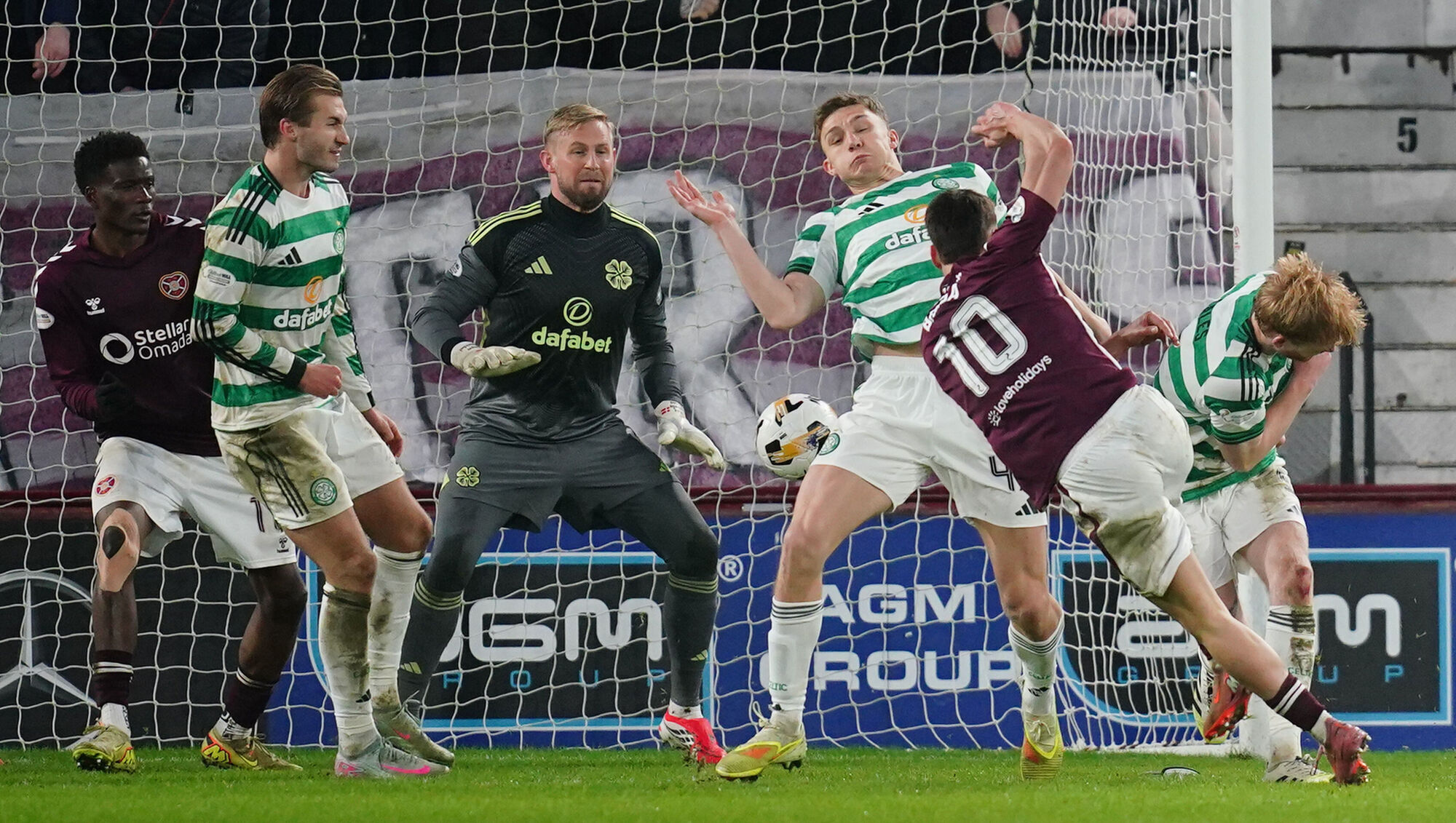 Leaders Hearts leave it late to take a point against 10-man Celtic