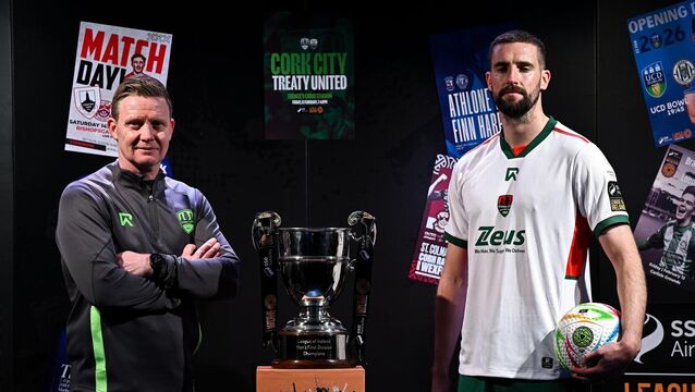<p>LOOKING UP: Cork City manager Barry Robson and Fiacre Kelleher during the SSE Airtricity Men’s Premier Division. Pic: Stephen McCarthy/Sportsfile</p>