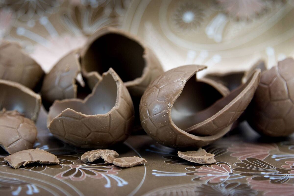 
                            Large and small confectionery manufacturers tweak their recipes, manufacturing methods, packaging, and transport to try to squeeze the greatest profit for their shareholders. Some manufacturers use more palm oil or vegetable oil in the ingredients to compensate for poor cocoa quality. Others decrease the cocoa volume in their bars and bulk this up with more sugar or sweeteners.
                        