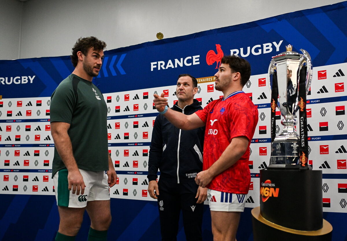OFF WE GO: Referee Karl Dickson looks on as Antoine Dupont of France flips the coin alongside Caelan Doris of Ireland before the Guinness 6 Nations Rugby Championship match between France and Ireland at Stade de France in Paris, France. Photo by Brendan Moran/Sportsfile