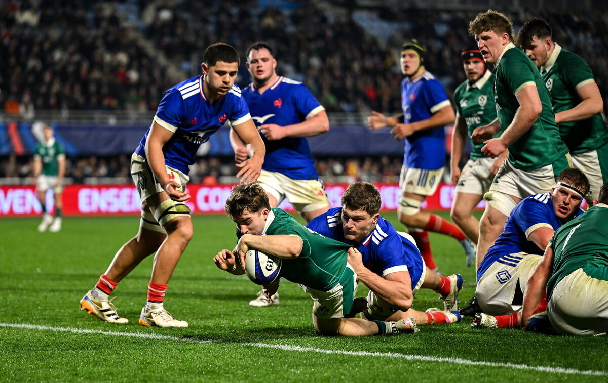 Christopher Barrett of Ireland scores his and his second and side's third try despite the tackle of Roméo Bonnard Martin of France during the U20 Six Nations Rugby Championship match between France and Ireland at Stade Amie Giral in Perpignan, France. Photo by Brendan Moran/Sportsfile