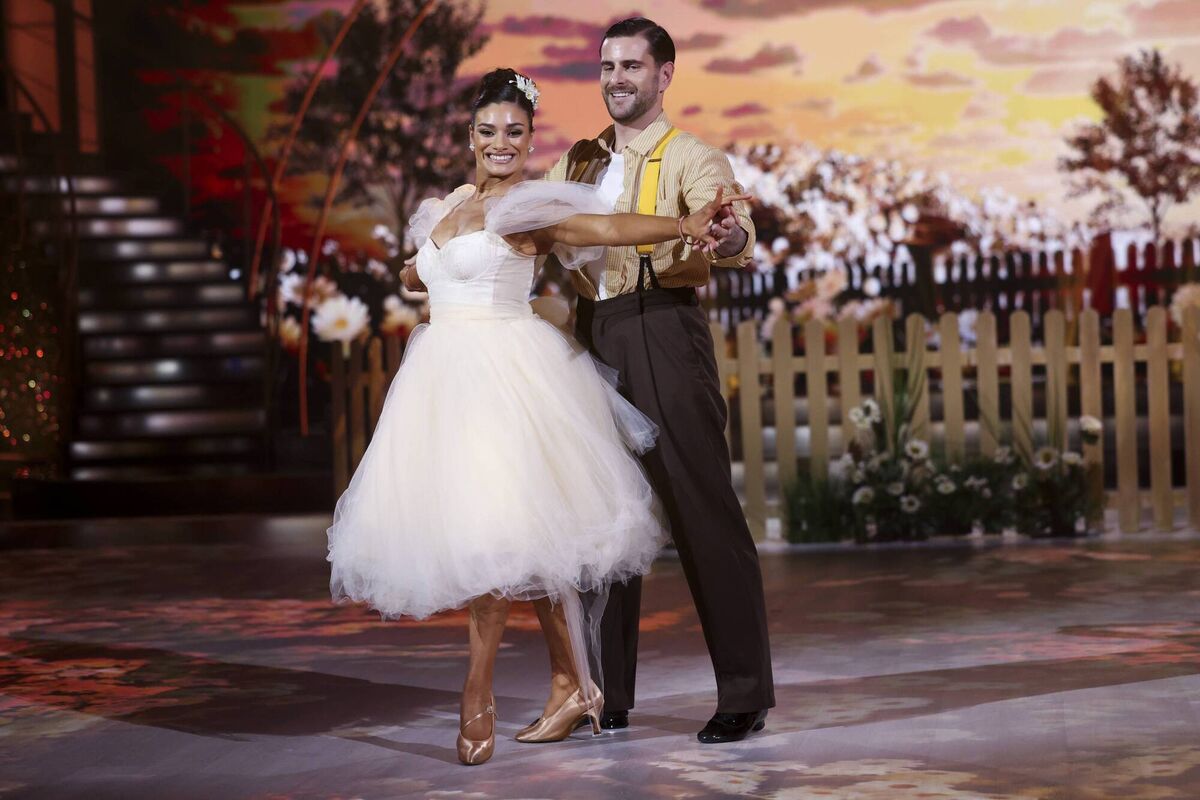Ireland AM Host Eric Roberts with Pro Dancer Arianna Favaro during the live show of RTE’s Dancing With The Stars. Picture: Kyran O’Brien /kobpix