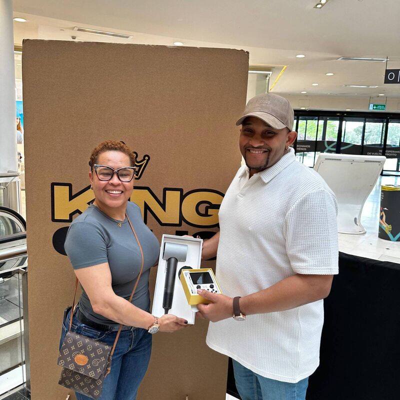 A King Colis customer with their opened package