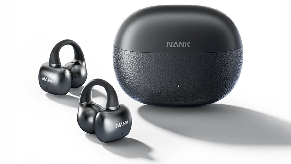 The compact charging case slips easily into a pocket or bag, adding convenience for commuting and travel. Picture: Naenka.