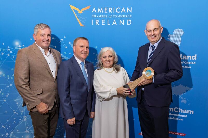 Then AmCham vice-president Mark Cockerill (now president), and Commissioner Michael McGrath presenting the 2025 Southern region Cairdeas award to Karen O’Mahony and Jon O’Mahony of The Rainbow Club, at the 2025 AmCham Southern Dinner. 