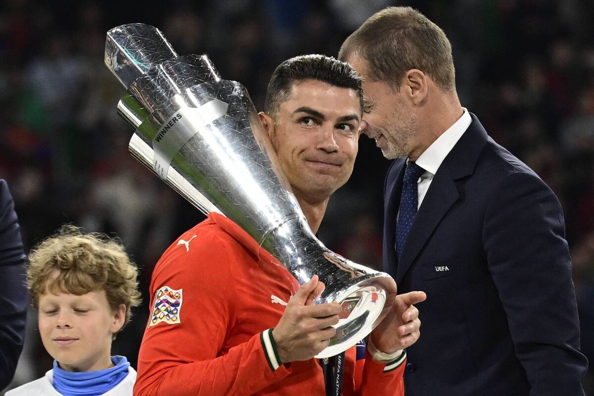 TOPSHOT - Portugal's forward #07 Cristiano Ronaldo carries the trophy after winning the UEFA Nations League final football match between Portugal and Spain in Munich, southern Germany on June 8, 2025. (Photo by John MACDOUGALL / AFP) (Photo by JOHN MACDOUGALL/AFP via Getty Images) 