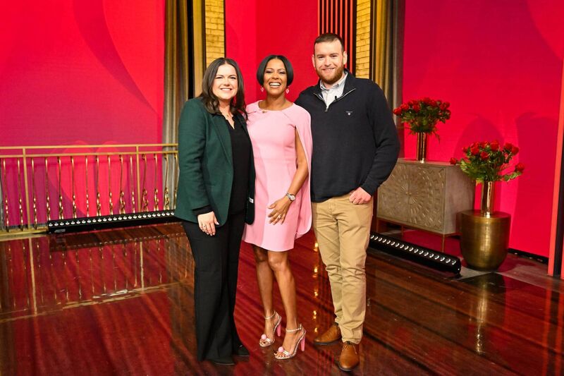 Mary Timby et Jay Mangan dans l'émission américaine « Tamron Hall », diffusée sur ABC. Photo : Disney/Jeff Neira