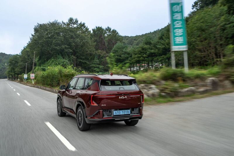 The Kia E5 is is essentially the electric equivalent of the Sportage and that puts it slap bang centre of where customer demand is going to go with EVs. The Kia E5 is is essentially the electric equivalent of the Sportage and that puts it slap bang centre of where customer demand is going to go with EVs.