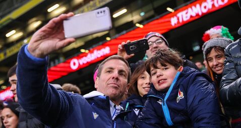 Gonzalo Quesada takes a selfie with fans after the match 14/2/2026