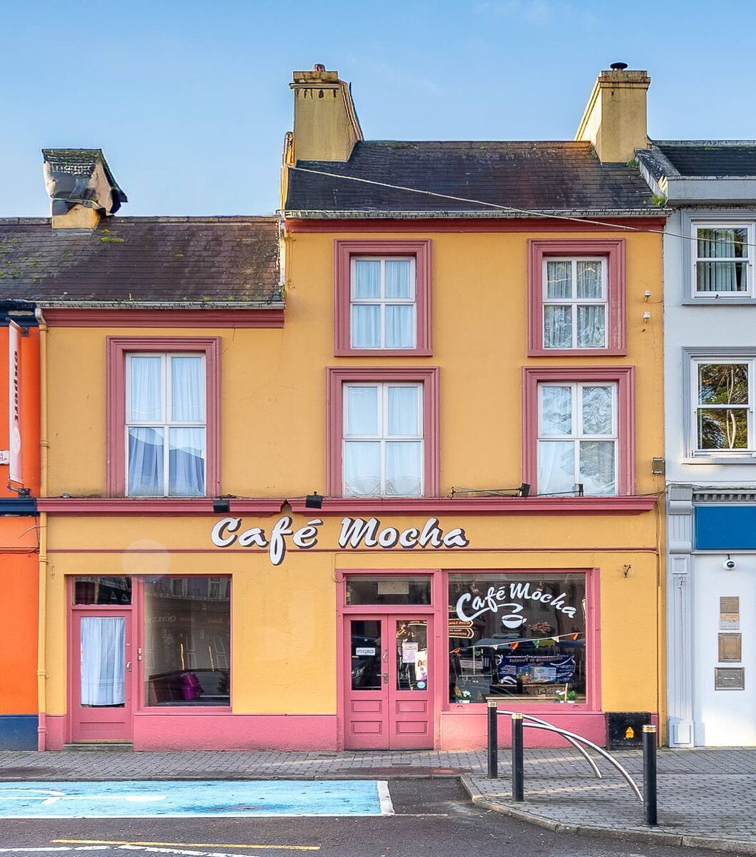 7 The Square, Kenmare is next door to a Bank of Ireland branch