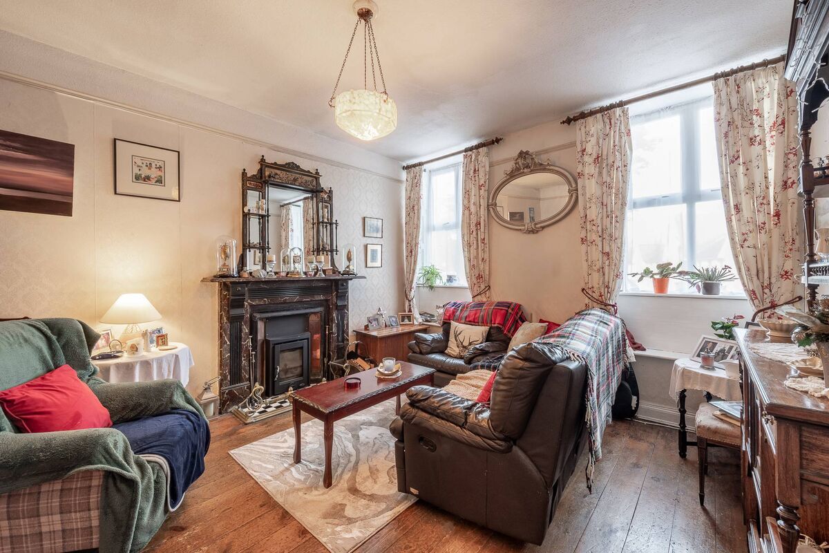 7 The Square Kenmare has three bedrooms, a living area, and a kitchen/dining room with roof terrace access