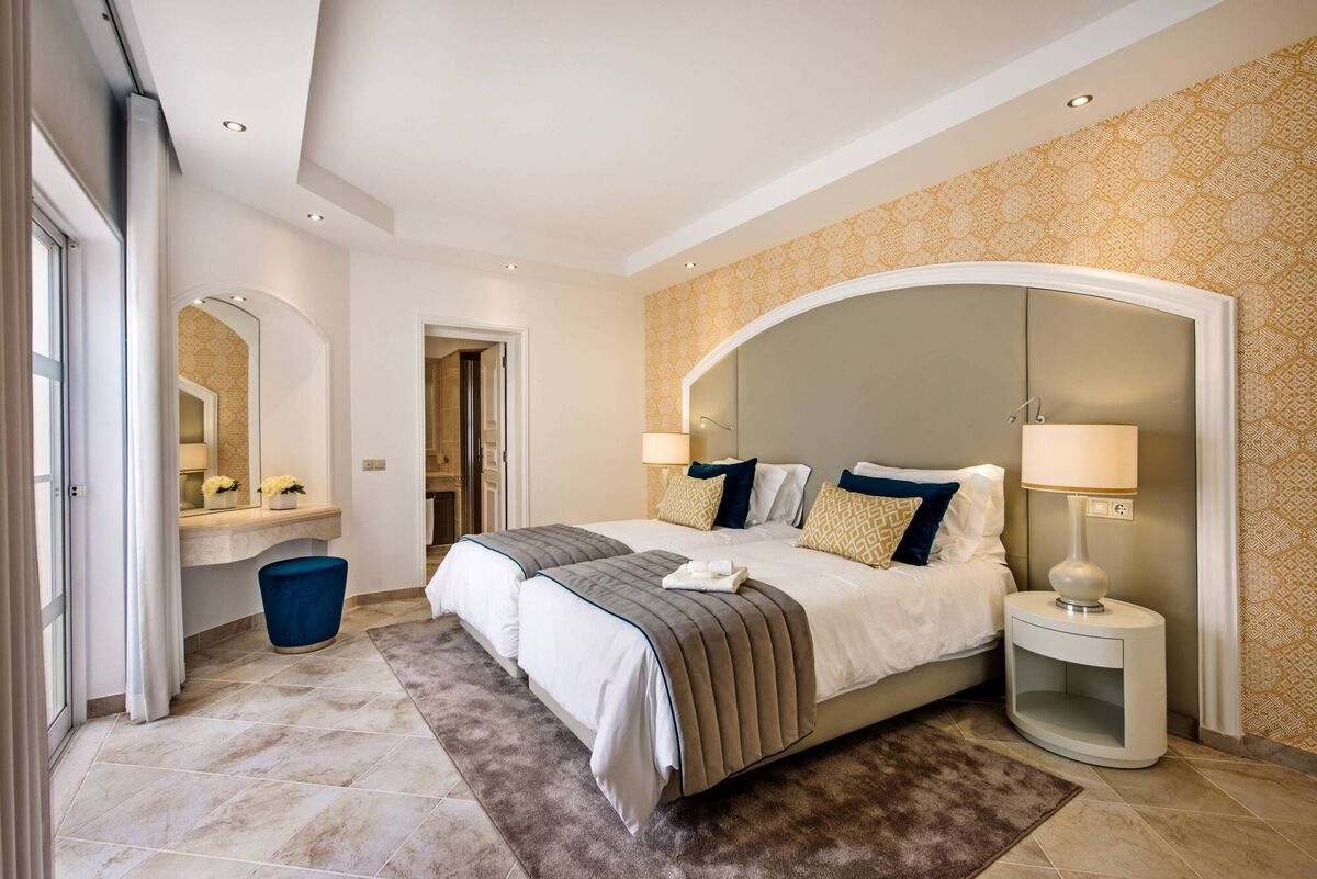 A bedroom inside the Four Seasons Fairways