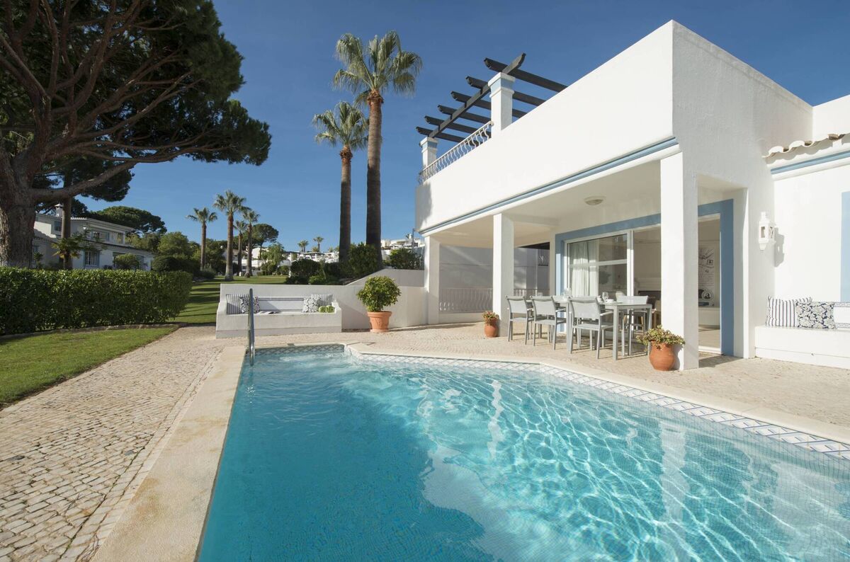 A villa with a swimming pool at Four Seasons Fairways