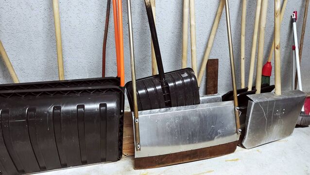 <p>While on the farm, Brad Pitt learned all about the driving skills associated with loading and unloading a cock lifter.</p>