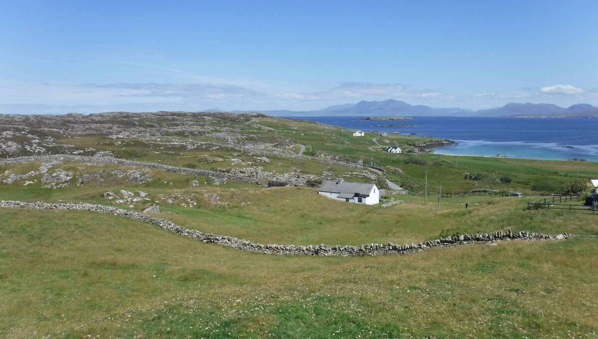 Inishbofin, the Island makes a marvellous place to explore for its unmatched coastal vistas and lack of serious hills. One of the most touristic Irish islands, Bofin has a well-developed infrastructure for welcoming tourists and is most renowned for its stunningly white beaches