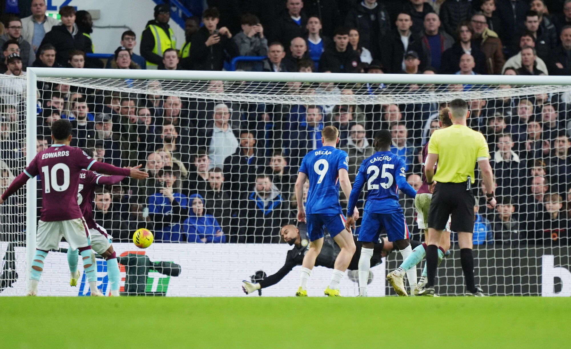 Flemming's injury-time header stuns 10-man Chelsea