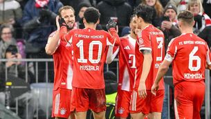 <p>RED WAVE: Bayern Munich's Harry Kane, left, celebrates scoring with teammates during the Bundesliga soccer match between Bayern Munich and Eintracht Frankfurt in Munich, Germany, Saturday Feb. 21, 2026. (Harry Langer/dpa via AP)</p>