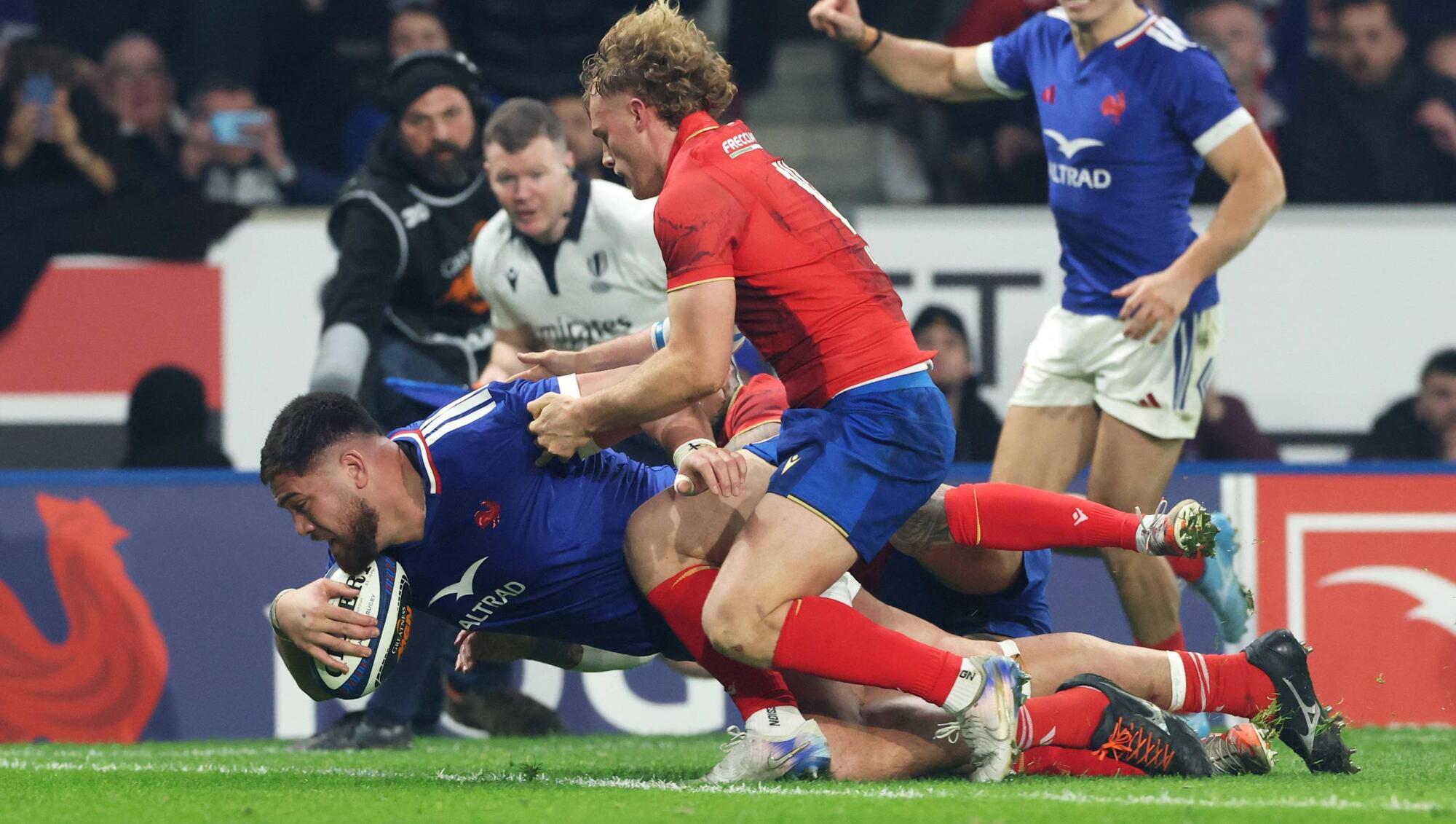 Five-try France start fast and power past Italy to keep Grand Slam on track