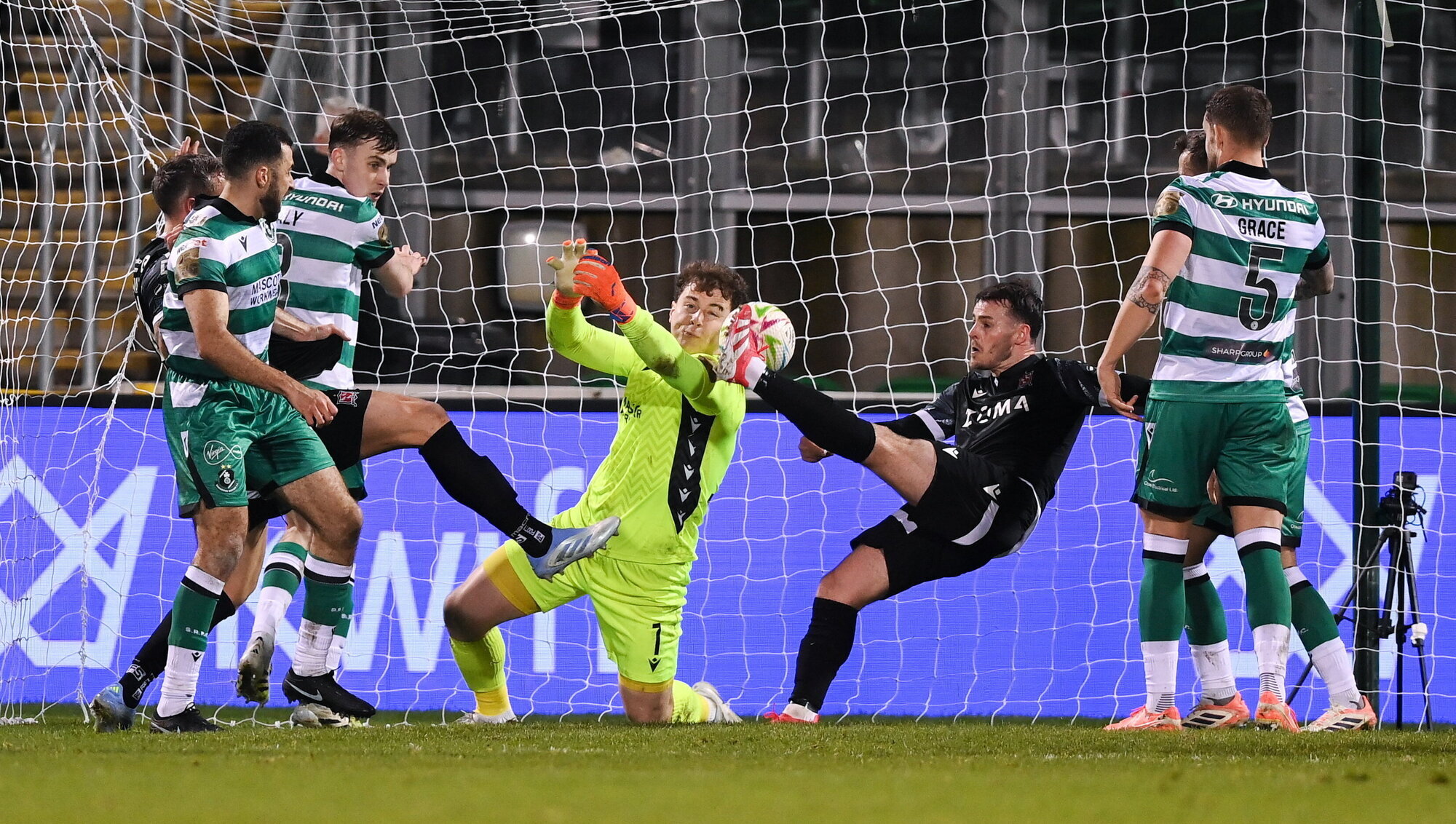 Mullen grabs late point for 10-man Dundalk against Shamrock Rovers