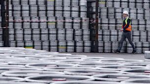 <p>The maker of Guinness and Johnnie Walker whisky now expects full-year organic net sales to drop 2%-3%.</p>