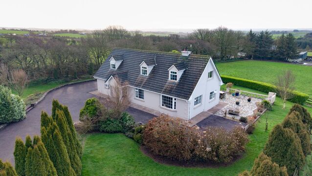 <p>Less than 10 minutes from the Ballincollig bypass, midway between Ovens and Killumney (5km either way) and within a 15-minute radius of major shopping centres, secondary schools, MTU, UCC, and CUH</p>