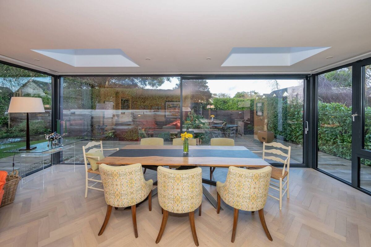 A wraparound glass extension blurs boundaries between inside and out